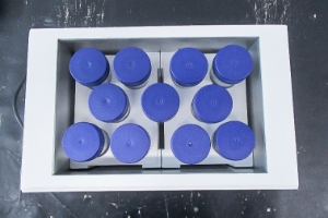 内部には50mℓ遠沈管が11本入った様子