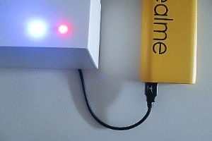 赤と青のLEDが点灯