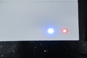赤と青のLEDが点灯